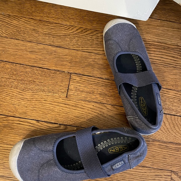Keen slip on flats size 8, blue with gray sole - Picture 4 of 4